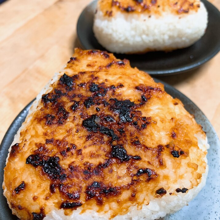 焦げ目が食欲をそそる!味噌焼きおにぎり!